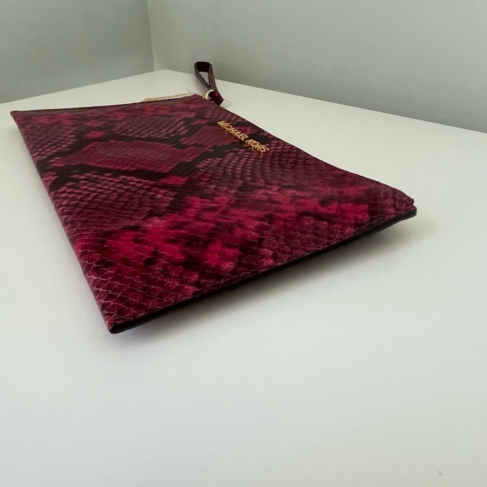 Michael Kors Jet Set Large Zip Clutch
Fuschia Snakeskin Embossed Leather
New - Picture 5 of 9